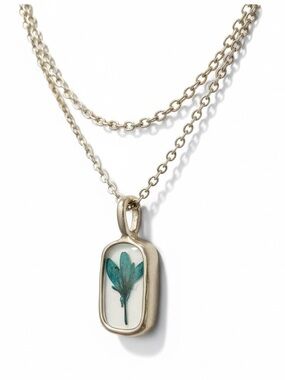 NWT Bellissima Bellflower 14k Gold Dipped Pressed Flower Resin Pendant Necklace